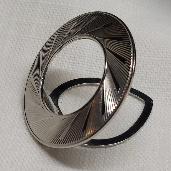 Lieba U.S.A. silver-tone Round scarf clip  Stunning Vintage 1.5" - Picture 5 of 8